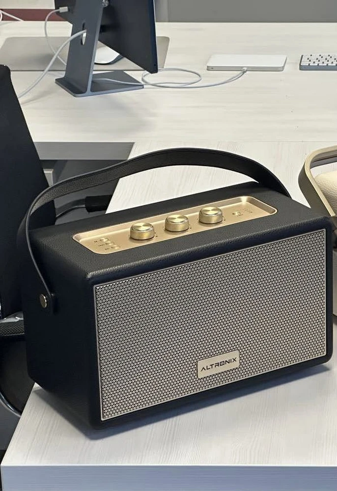 Караоке-система ALTRONIX Bravo 220D, расцветка Black Gold, в интерьере